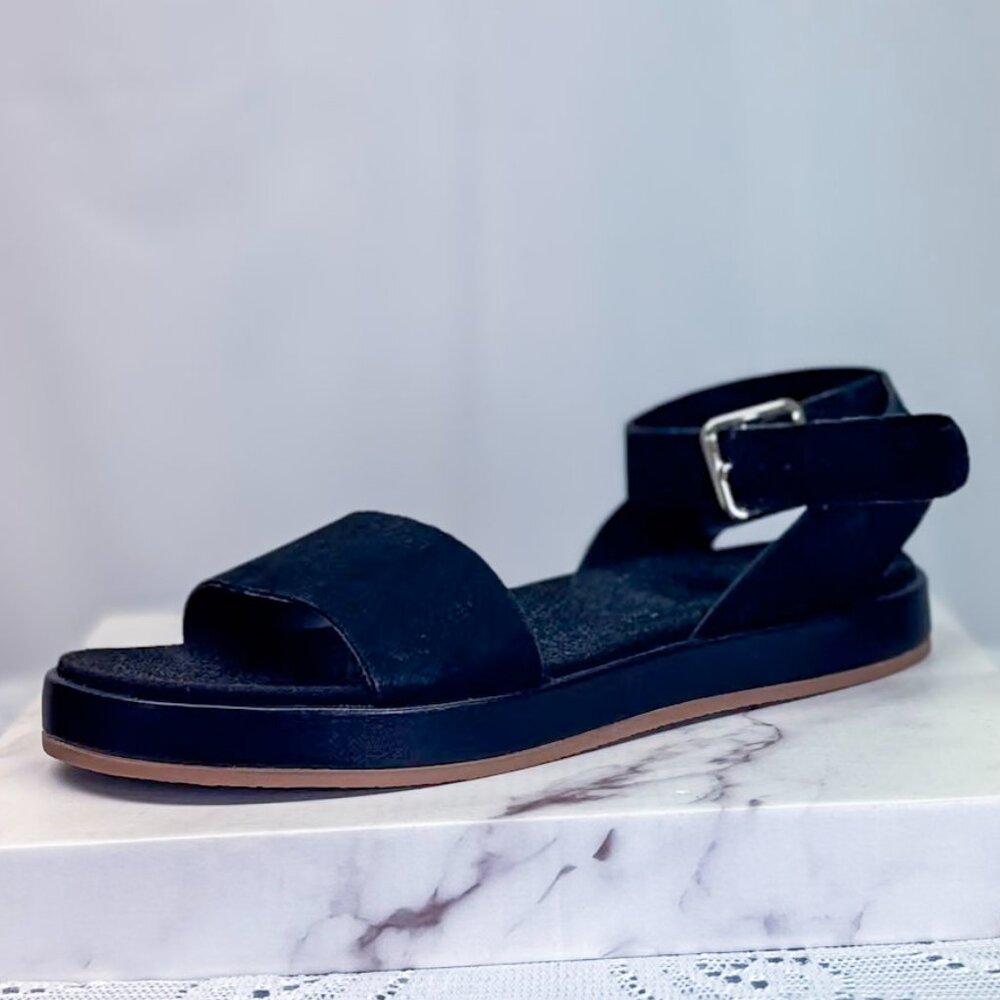 Clarks Botanic Ivy Ankle Sandals in Black